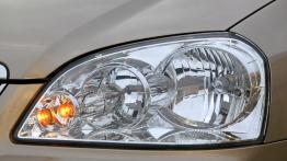 Chevrolet Nubira Sedan - lewy przedni reflektor - włączony