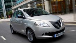 Chrysler Ypsilon - przód - reflektory włączone