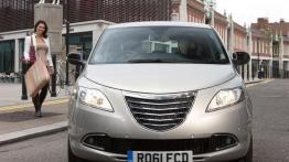 Chrysler Ypsilon - przód - reflektory włączone