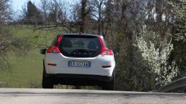 Volvo C30 Black Design - tył - reflektory włączone