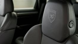 Porsche Cayenne Hamann - zagłówek na fotelu kierowcy, widok z przodu