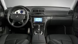 Mercedes Klasa E Sedan - pełny panel przedni