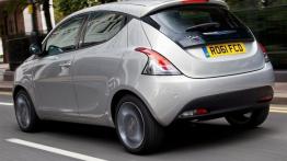 Chrysler Ypsilon - tył - reflektory włączone