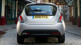 Chrysler Ypsilon - tył - reflektory włączone