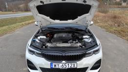 BMW Seria 3 2.0 320d 190 KM - galeria redakcyjna - maska otwarta