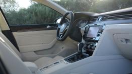 Volkswagen Passat B8 w Sardynii - galeria redakcyjna - widok ogólny wnętrza z przodu