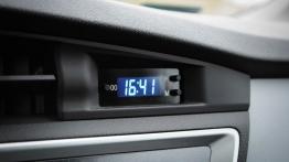 Toyota Auris II Touring Sports - galeria redakcyjna - zegarek na desce rozdzielczej