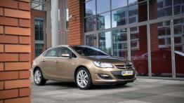 Opel Astra J Sedan 1.7 CDTI ECOTEC 130KM - galeria redakcyjna - widok z przodu