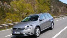 Volkswagen Passat B7 Alltrack 2.0 TDI CR DPF BlueMotion 170KM - galeria redakcyjna - widok z przodu