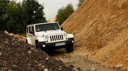 Jeep Wrangler III Unlimited Facelifting 2.8 DOHC I-4 Turbo CRD 200KM - galeria redakcyjna 2 - widok 