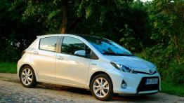Toyota Yaris Hybrid Yaris Hybrid Hybrid 100KM - galeria redakcyjna - prawy bok