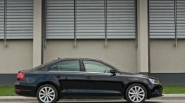 Volkswagen Jetta VI Sedan 2.0 TDI CR DPF 140KM - galeria redakcyjna - prawy bok