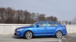 Skoda Octavia RS - na parkingu - galeria redakcyjna - lewy bok