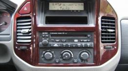 Mitsubishi Pajero 3.2 DID - konsola środkowa