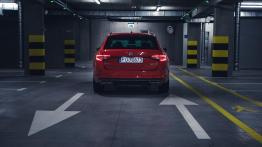 Skoda Superb 2.0 TSI 220 KM Sportline - galeria redakcyjna - widok z tyłu