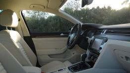 Volkswagen Passat B8 w Sardynii - galeria redakcyjna - widok ogólny wnętrza z przodu