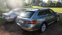 Skoda Superb Limousine vs Combi - galeria redakcyjna - widok z tyłu
