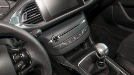 Peugeot 308 GT 1.6 e-THP 205 KM - galeria redakcyjna - tunel środkowy między fotelami