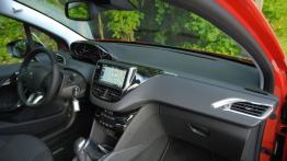 Peugeot 208 5d Facelifting 1.2 PureTech 110 KM - galeria redakcyjna - widok ogólny wnętrza z przodu