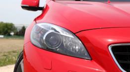 Volvo V40 1.6 T3 150KM - galeria redakcyjna - prawy przedni reflektor - wyłączony