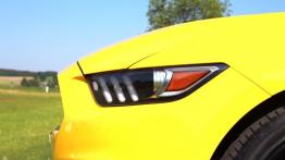 Ford Mustang VI Coupe GT 5.0 V8 421KM - galeria redakcyjna - lewy przedni reflektor - wyłączony