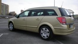 Opel Astra H Kombi 1.9 CDTI ECOTEC 120KM - galeria redakcyjna - lewy bok