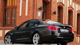 BMW Seria 5 F10-F11 Limuzyna M550d xDrive 381KM - galeria redakcyjna - widok z tyłu