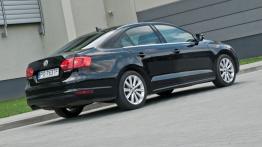 Volkswagen Jetta VI Sedan 2.0 TDI CR DPF 140KM - galeria redakcyjna - widok z tyłu