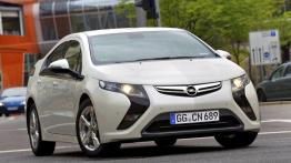 Opel Ampera - wersja przedprodukcyjna - przód - reflektory włączone