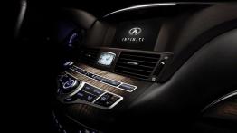 Infiniti M - wersja przedłużona - konsola środkowa