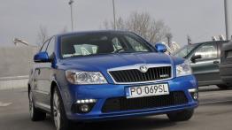 Skoda Octavia RS - na parkingu - galeria redakcyjna - przód - reflektory wyłączone
