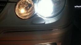 Mercedes Klasa C180K SportCoupé - galeria redakcyjna - lewy przedni reflektor - włączony