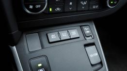 Toyota Auris II Touring Sports - galeria redakcyjna - przyciski na tunelu środkowym