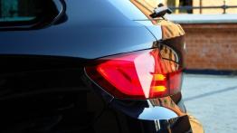 BMW Seria 5 F10-F11 Touring 520d 184KM - galeria redakcyjna - lewy tylny reflektor - włączony