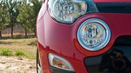 Renault Twingo II Hatchback 3d Facelifting 1.2 16V 75KM - galeria redakcyjna - prawy przedni reflekt