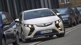 Opel Ampera - wersja przedprodukcyjna - przód - reflektory włączone