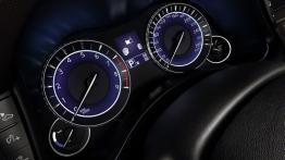 Infiniti M - wersja przedłużona - obrotomierz