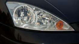 Ford Focus 1.8 TDDI - galeria redakcyjna - prawy przedni reflektor - wyłączony
