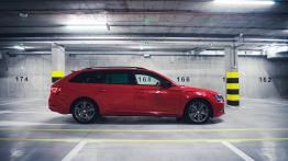 Skoda Superb 2.0 TSI 220 KM Sportline - galeria redakcyjna - prawy bok