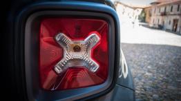 Jeep Renegade Trailhawk MultiJet - galeria redakcyjna - prawy tylny reflektor - wyłączony