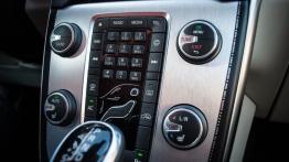 Volvo V40 II Ocean Race 1.6 D2 115 KM - galeria redakcyjna - konsola środkowa