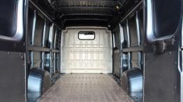 Fiat Ducato III Furgon Facelifting - galeria redakcyjna - przestrzeń ładunkowa - widok z tyłu