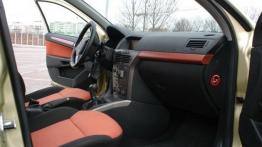 Opel Astra H Kombi 1.9 CDTI ECOTEC 120KM - galeria redakcyjna - widok ogólny wnętrza z przodu