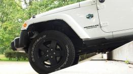 Jeep Wrangler III Unlimited Facelifting 2.8 DOHC I-4 Turbo CRD 200KM - galeria redakcyjna 2 - lewe p