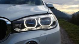 BMW X5 F15 - galeria redakcyjna - lewy przedni reflektor - włączony