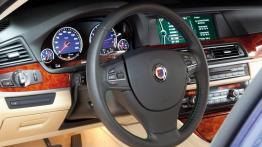 BMW seria 5 Touring Alpina - kokpit, nocne zdjęcie