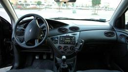 Ford Focus 1.8 TDDI - galeria redakcyjna - pełny panel przedni