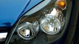 Opel Astra III 1.8 16V Cosmo - galeria redakcyjna - lewy przedni reflektor - wyłączony