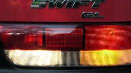 Suzuki Swift 1.0 GL - prawy tylny reflektor - włączony