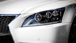 Lexus LS IV Facelifting 600h 394KM - galeria redakcyjna - lewy przedni reflektor - wyłączony